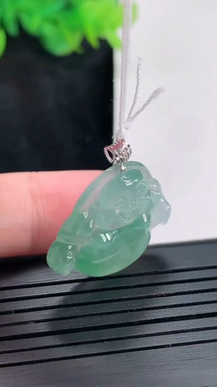 天然A货翡翠佛公吊坠，尺寸21.5-25-6重量:5.16g
4月23日