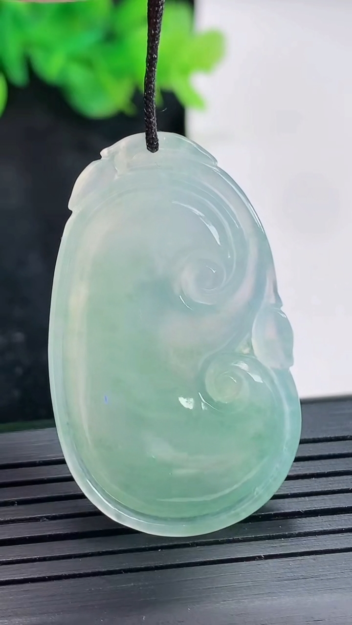 天然A货翡翠如意吊坠，尺寸40.5-24.5-5.2重量:9.77g
4月23日