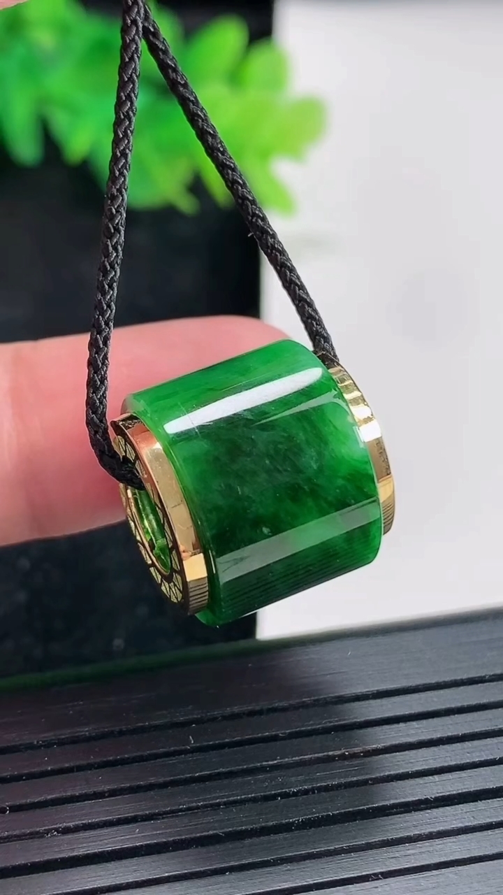 天然A货翡翠路路通吊坠，尺寸15.5-17重量:5.58g
4月23日