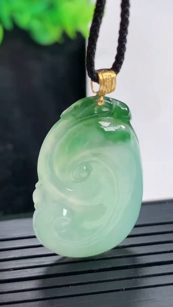天然A货翡翠如意吊坠，尺寸36.6-22-5.2重量:7.96g
4月23日