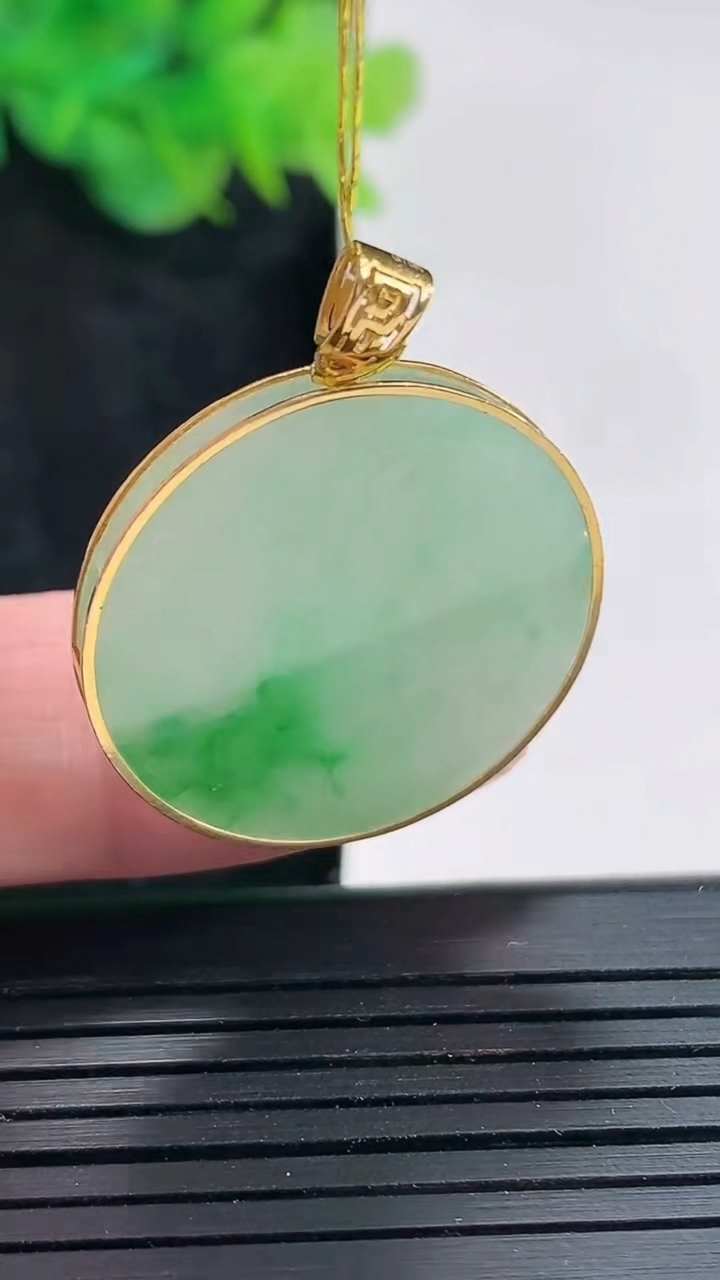 天然A货翡翠无事牌吊坠，尺寸31.6-25.5-2.6，裸石25重量:4.73g
4月23日