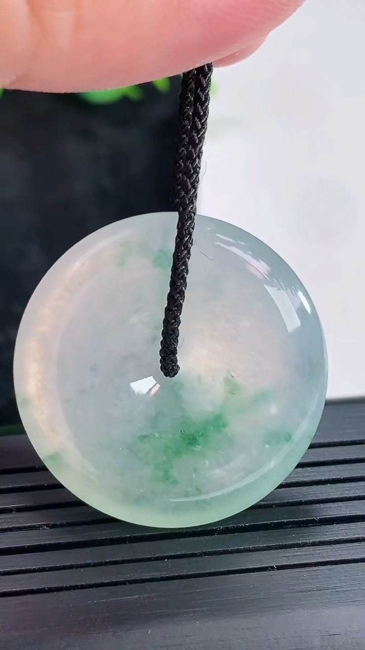 天然A货翡翠种飘花平安扣吊坠，尺寸30.6-5.8重量:11.46g
4月23日