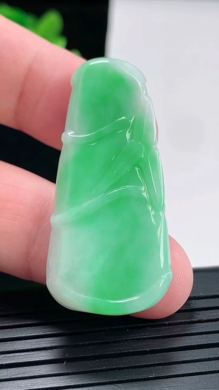 天然A货翡翠节节高升 竹节吊坠，尺寸44-20-5.5重:10.89g229
4月23日