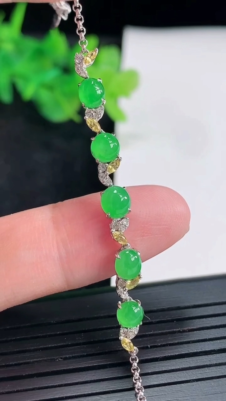 天然A货翡翠蛋面手链，尺寸5-4，含金厚4.3重量:3.23g
4月23日