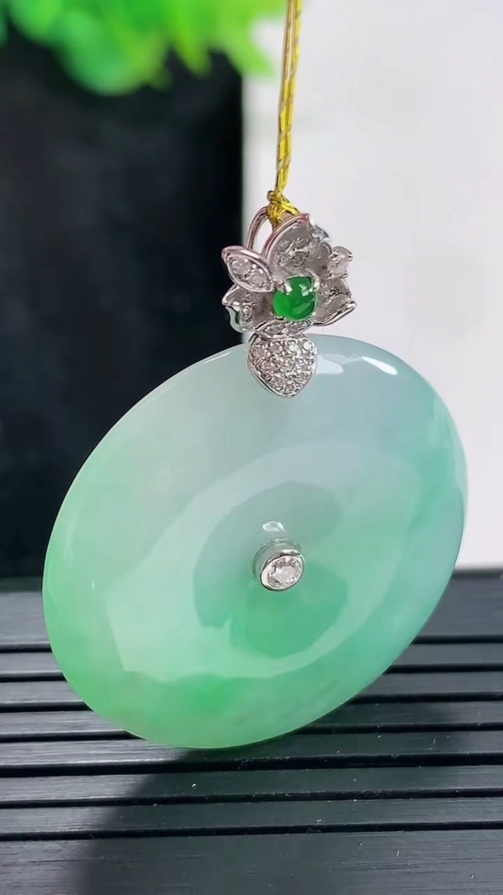 天然A货翡翠平安扣吊坠，尺寸28.6-5.8重量:11.16g
4月23日