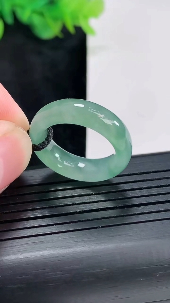 天然A货翡翠飘花玉指环 戒指，尺寸16.6-6.5-3.5重量:4.34g2026年4月23日
工厂直销收藏佳品,种好水足，色泽均匀，有种有色，上手高大气！