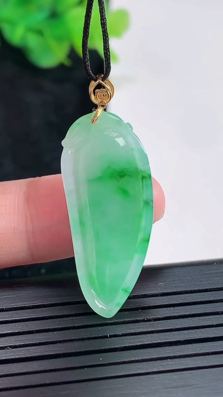 天然A货翡翠福瓜吊坠，尺寸32-14-4.8重量:4.07g
4月23日