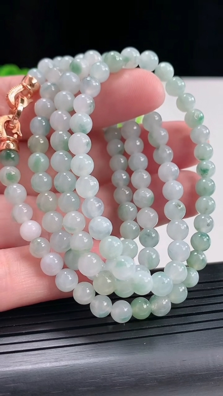 天然A货翡翠飘花圆珠项链，尺寸5.6-116颗重:36.06g974月23日
工厂直销收藏佳品,种好水足，色泽均匀，有种有色，上手高大气！