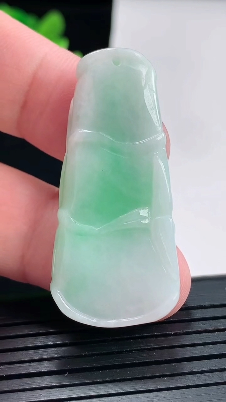 天然A货翡翠节节高升 竹节吊坠，尺寸44-20-5.5重:10.89g229
4月23日