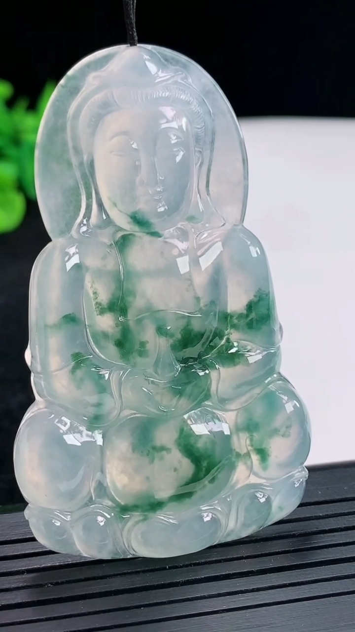 天然A货翡翠种飘花正装观音吊坠，尺寸66-40-6重量:27.04g
4月23日