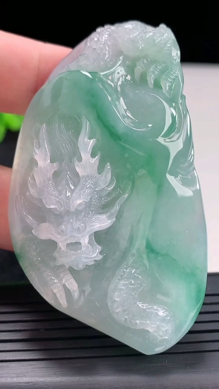 天然A货翡翠龙牌吊坠，尺寸72-41-13重量:64.52g
4月23日