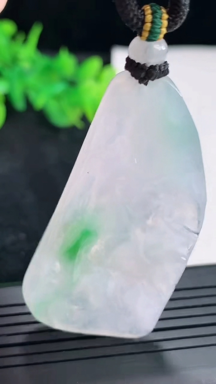 天然A货翡翠荷叶鱼吊坠，尺寸53-26-5.6重量:18.11g
4月23日