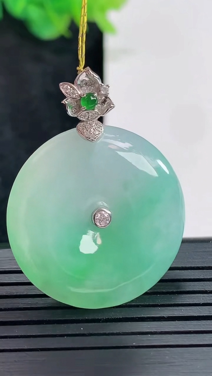 天然A货翡翠平安扣吊坠，尺寸28.6-5.8重量:11.16g
4月23日