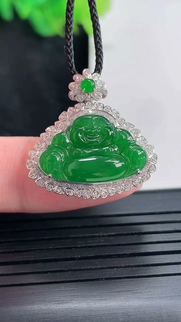 天然A货翡翠佛公吊坠，尺寸24-23.6-7.5，裸石12-19重量:3.31g
4月23日