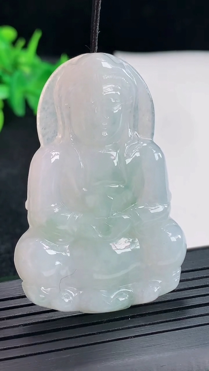 天然A货翡翠正装观音吊坠，尺寸53-36-6重量:18.86g
4月23日