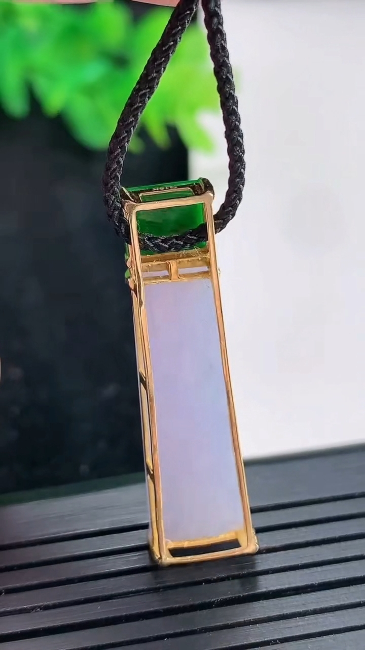 天然A货翡翠18k金紫罗兰无事牌吊坠，尺寸36-10-9.5，裸石28-10重量:5.35g
4月23日