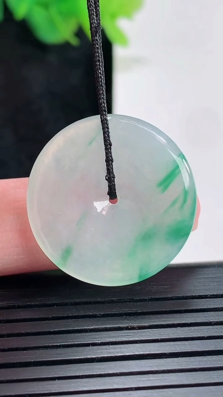 天然A货翡翠平安扣吊坠，尺寸25-3.5重量:5.35g
4月23日