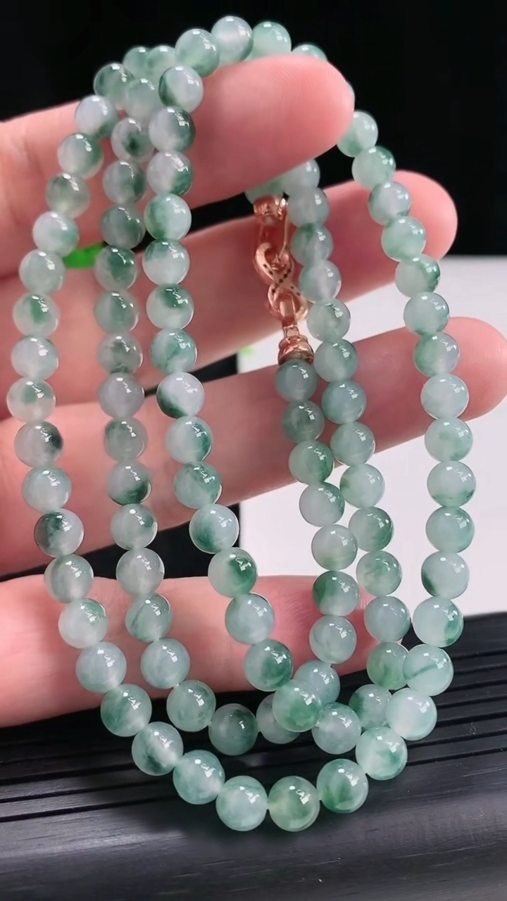 天然A货翡翠飘花圆珠项链，尺寸5.5-108颗重量:37.07g4月23日
工厂直销收藏佳品,种好水足，色泽均匀，有种有色，上手高大气！