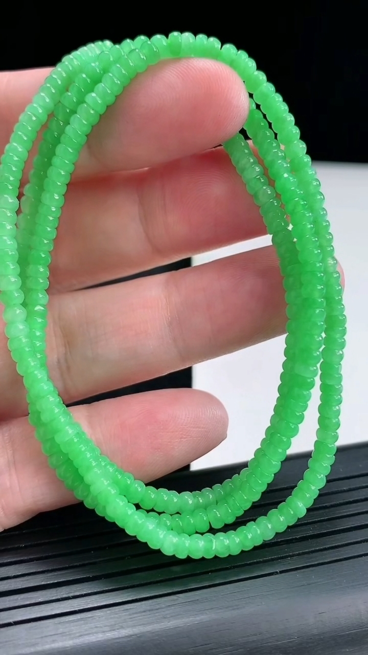 天然A货翡翠算盘珠项链，尺寸3-1.5重量:14.95g4月23日
工厂直销收藏佳品,种好水足，色泽均匀，有种有色，上手高大气！