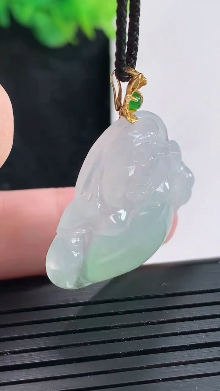 天然A货翡翠佛公吊坠，尺寸28-32-6重量:8.32g
4月23日