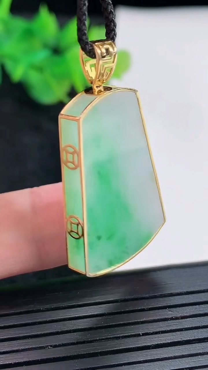 天然A货翡翠无事牌吊坠，尺寸37.5-20.5-4.3，裸石30-20重量:7.45g
4月23日