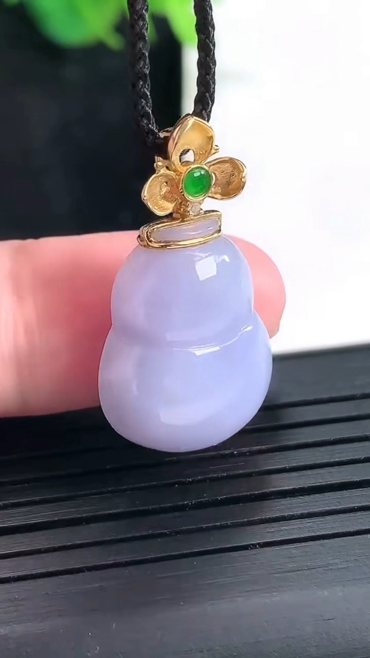 天然A货翡翠18k金紫罗兰葫芦吊坠，尺寸20-15-7.2重量:4.24g
4月23日
