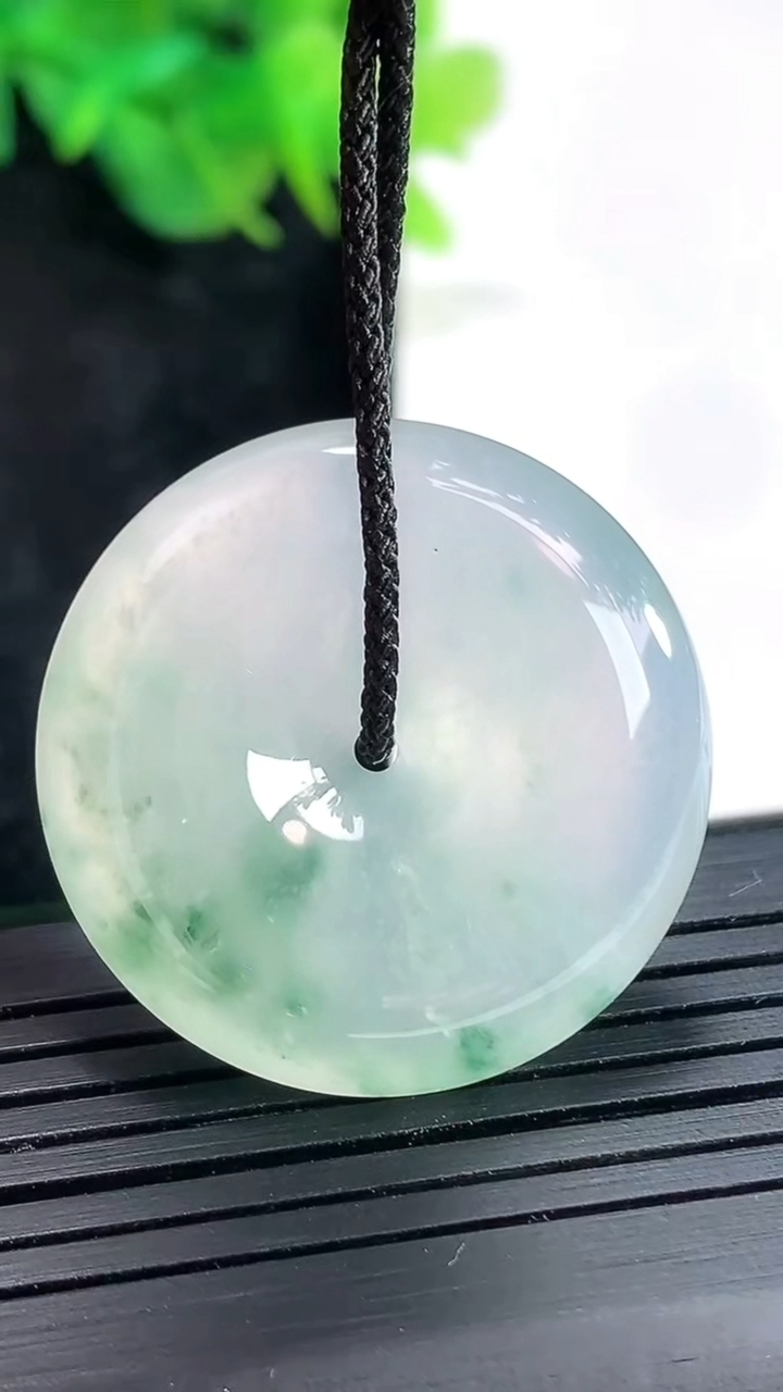 天然A货翡翠种飘花平安扣吊坠，尺寸30-6.5重量:12.86g
4月23日