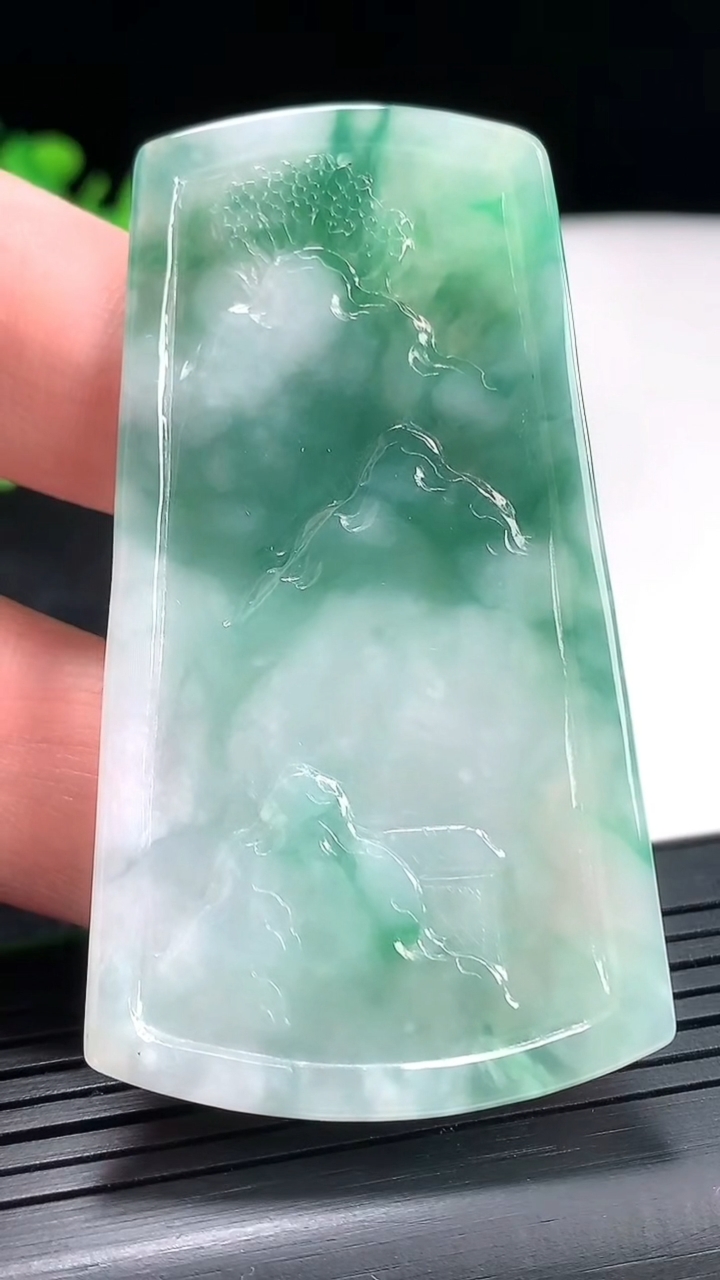 天然A货翡翠牌吊坠，尺寸64-35.5-5重量:25.24g
4月23日