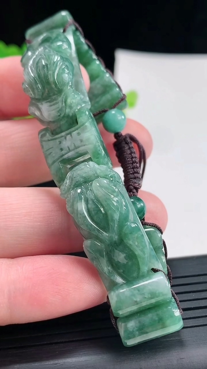 天然A货翡翠龙头手串，尺寸33-14-12.8重:37.37g974月23日
工厂直销收藏佳品,种好