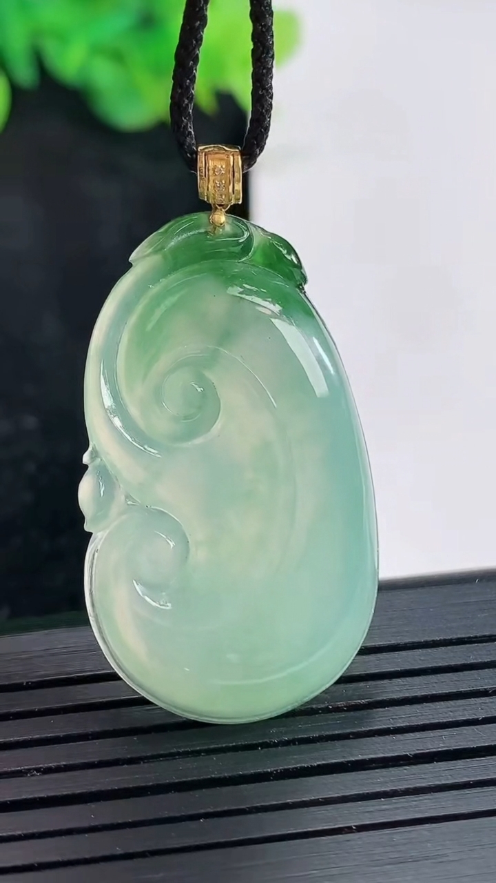 天然A货翡翠如意吊坠，尺寸36.6-22-5.2重量:7.96g
4月23日