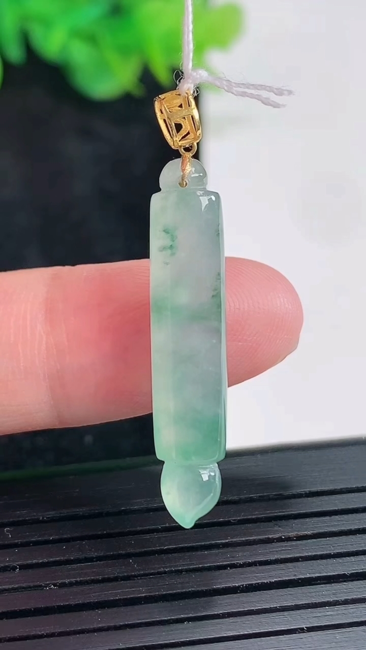 天然A货翡翠种飘花毛笔吊坠，尺寸31.6-5.2重量:2.67g
4月23日