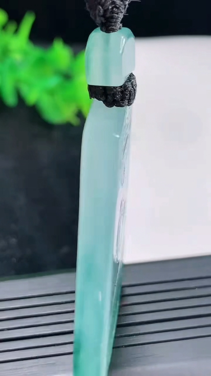 天然A货翡翠种飘花仿古无事牌吊坠，尺寸46-32.6-5.2重量:27.31g
4月23日