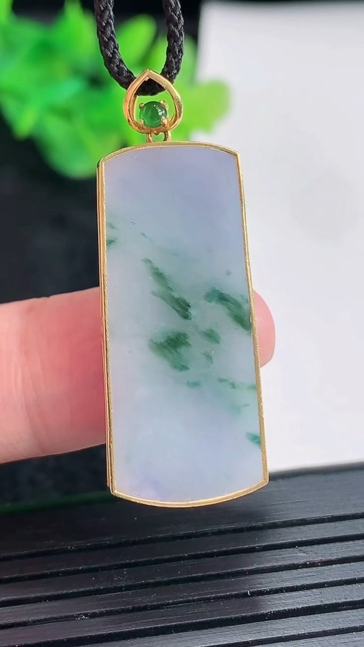 天然A货翡翠18k金紫罗兰飘花无事牌吊坠，尺寸37-14-3，裸石32-14重量:4.49g
4月2