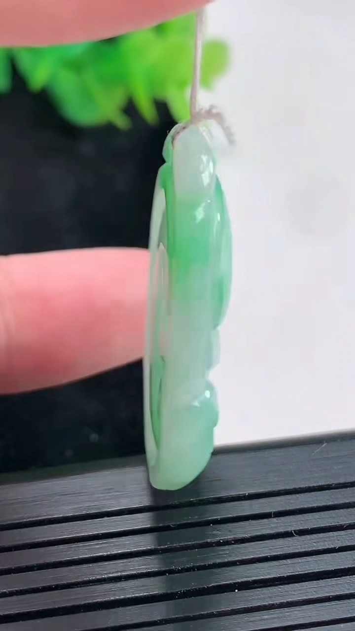 天然A货翡翠如意吊坠，尺寸36-20-5.6重量:8.95g
4月23日