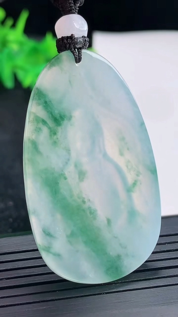 天然A货翡翠冰种飘花素衣观音吊坠，尺寸48.5-30-5.2重量:21.89g
4月23日