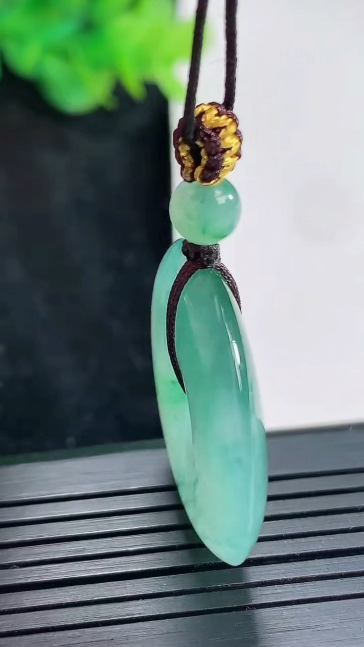 天然A货翡翠飘花平安扣吊坠，尺寸30-5.2重量:10.46g
4月23日