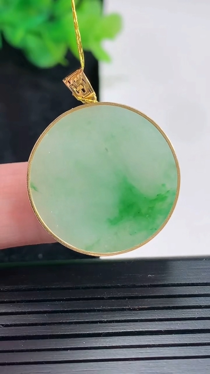 天然A货翡翠无事牌吊坠，尺寸31.6-25.5-2.6，裸石25重量:4.73g
4月23日