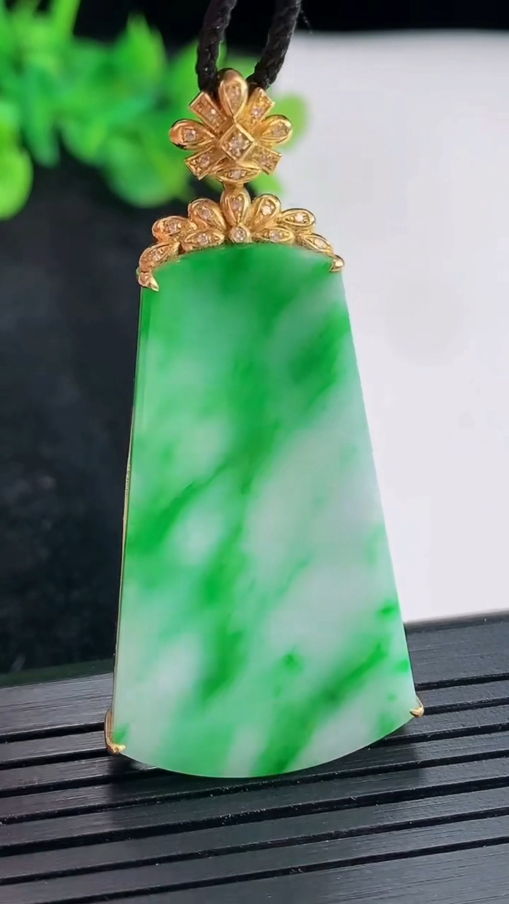 天然A货翡翠无事牌吊坠，尺寸52-24-5.8，裸石40-24重量:8.93g
4月23日