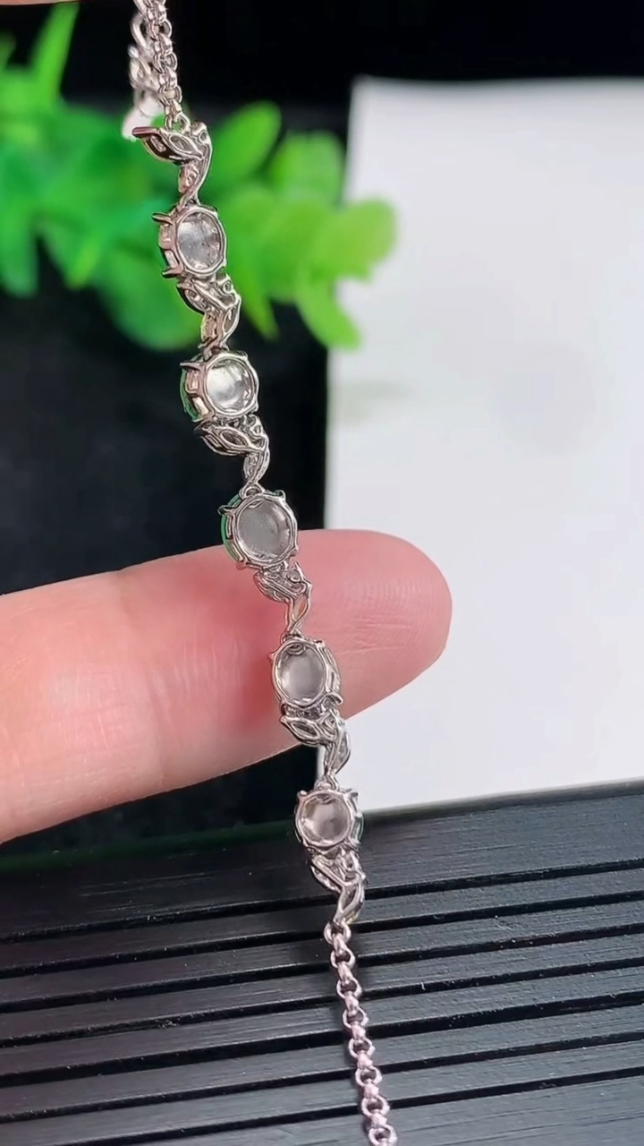 天然A货翡翠蛋面手链，尺寸5-4，含金厚4.3重量:3.23g
4月23日