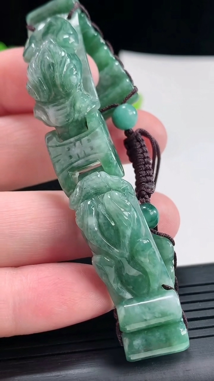 天然A货翡翠龙头手串，尺寸33-14-12.8重:37.37g974月23日
工厂直销收藏佳品,种好水足，色泽均匀，有种有色，上手高大气！