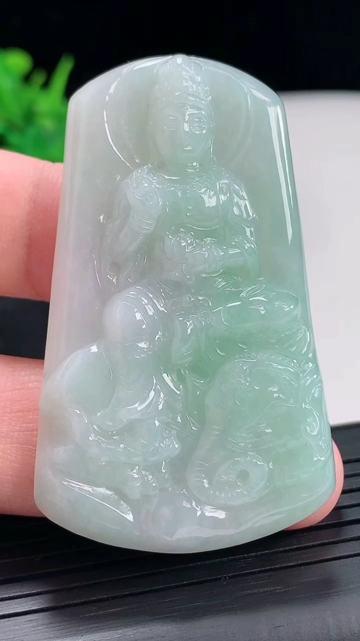 天然A货翡翠普贤菩萨吊坠，尺寸57-35-6.6重量:24.12g
4月23日