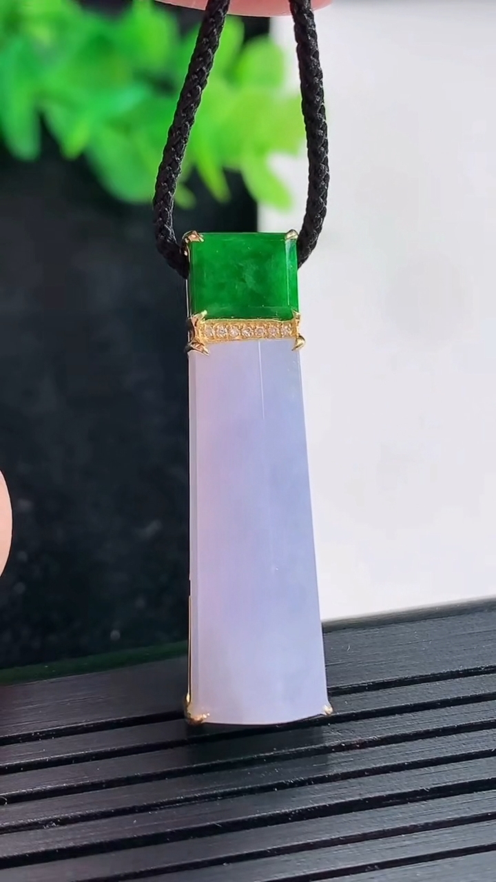 天然A货翡翠18k金紫罗兰无事牌吊坠，尺寸36-10-9.5，裸石28-10重量:5.35g
4月23日