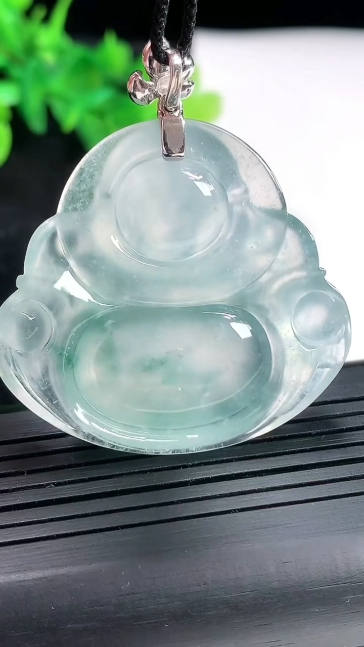 天然A货翡翠种飘花佛公吊坠，尺寸41-44-8.8重量:23.86g
4月23日