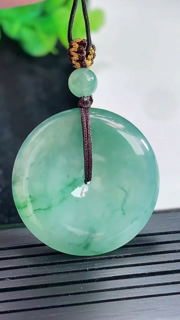 天然A货翡翠飘花平安扣吊坠，尺寸30-5.2重量:10.46g
4月23日