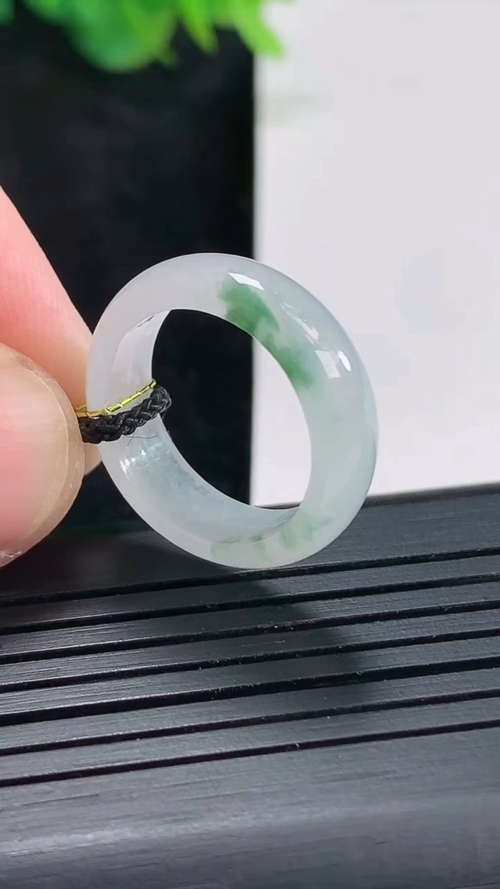 天然A货翡翠飘花玉指环戒指，尺寸16.5-6-2.8重量:2.99g2026年4月23日
工厂直销收