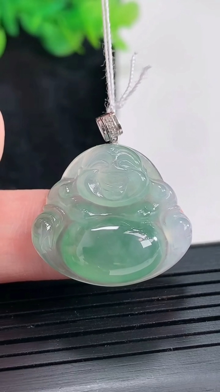 天然A货翡翠佛公吊坠，尺寸21.5-25-6重量:5.16g
4月23日