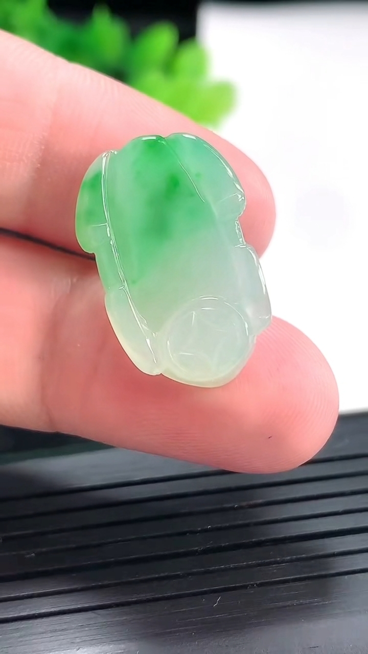 天然A货翡翠貔貅吊坠，尺寸23.5-15.5-7.2重量:5.05g
4月23日