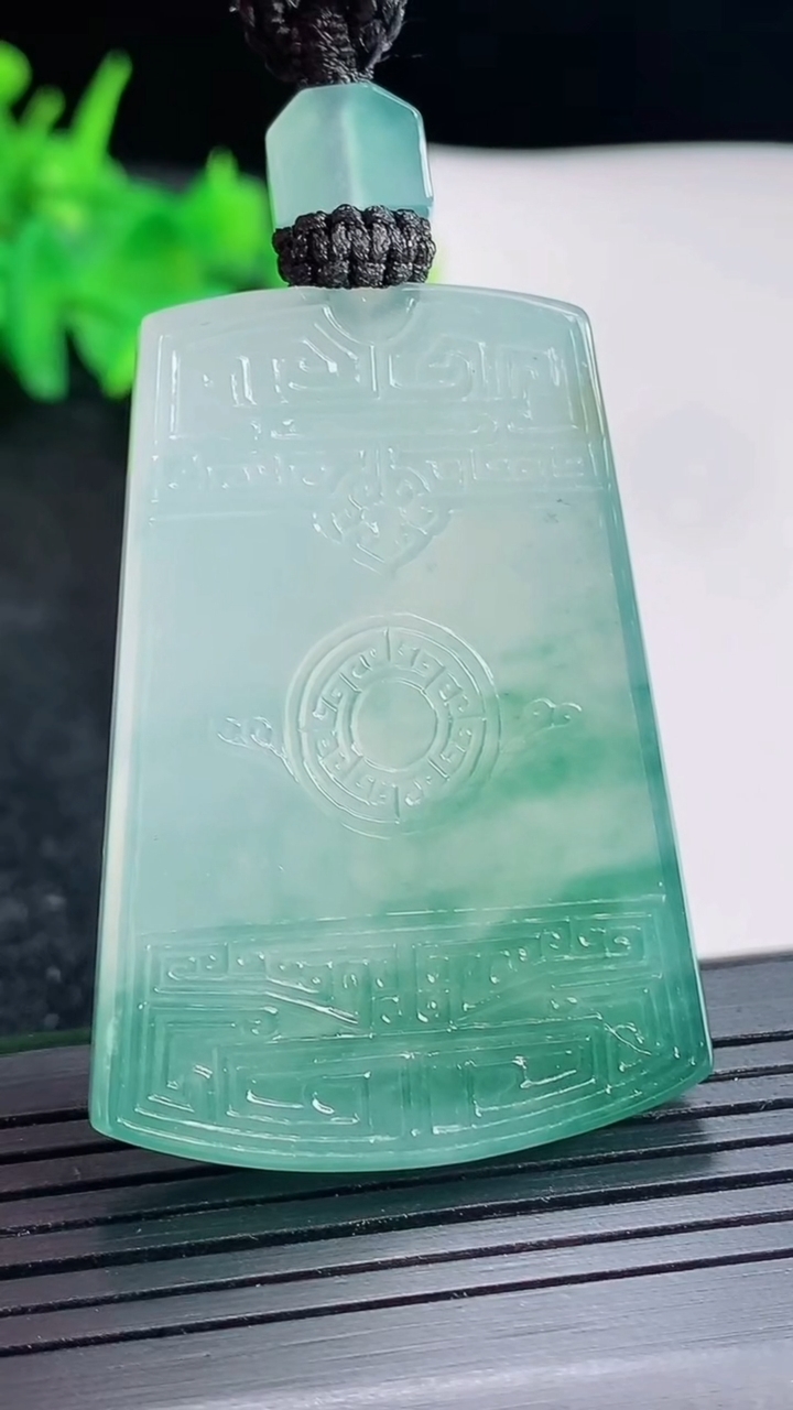 天然A货翡翠种飘花仿古无事牌吊坠，尺寸46-32.6-5.2重量:27.31g
4月23日