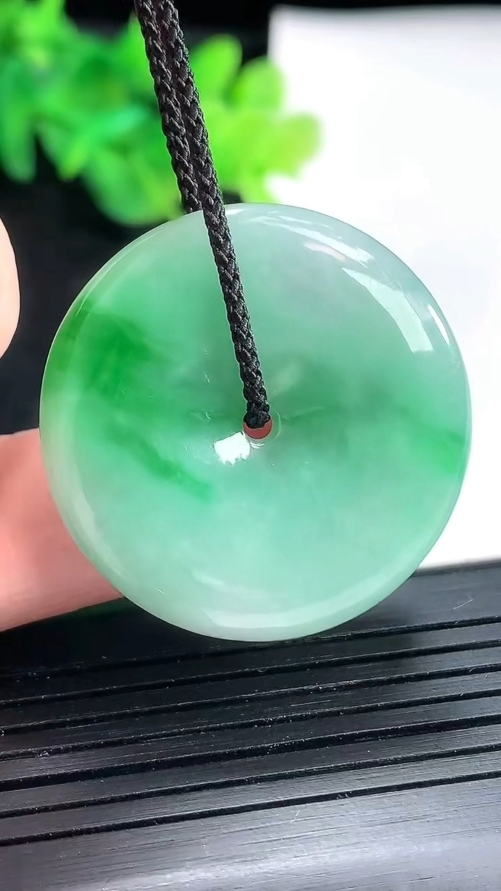 天然A货翡翠平安扣吊坠，尺寸32-5.5重量:13.06g
4月23日