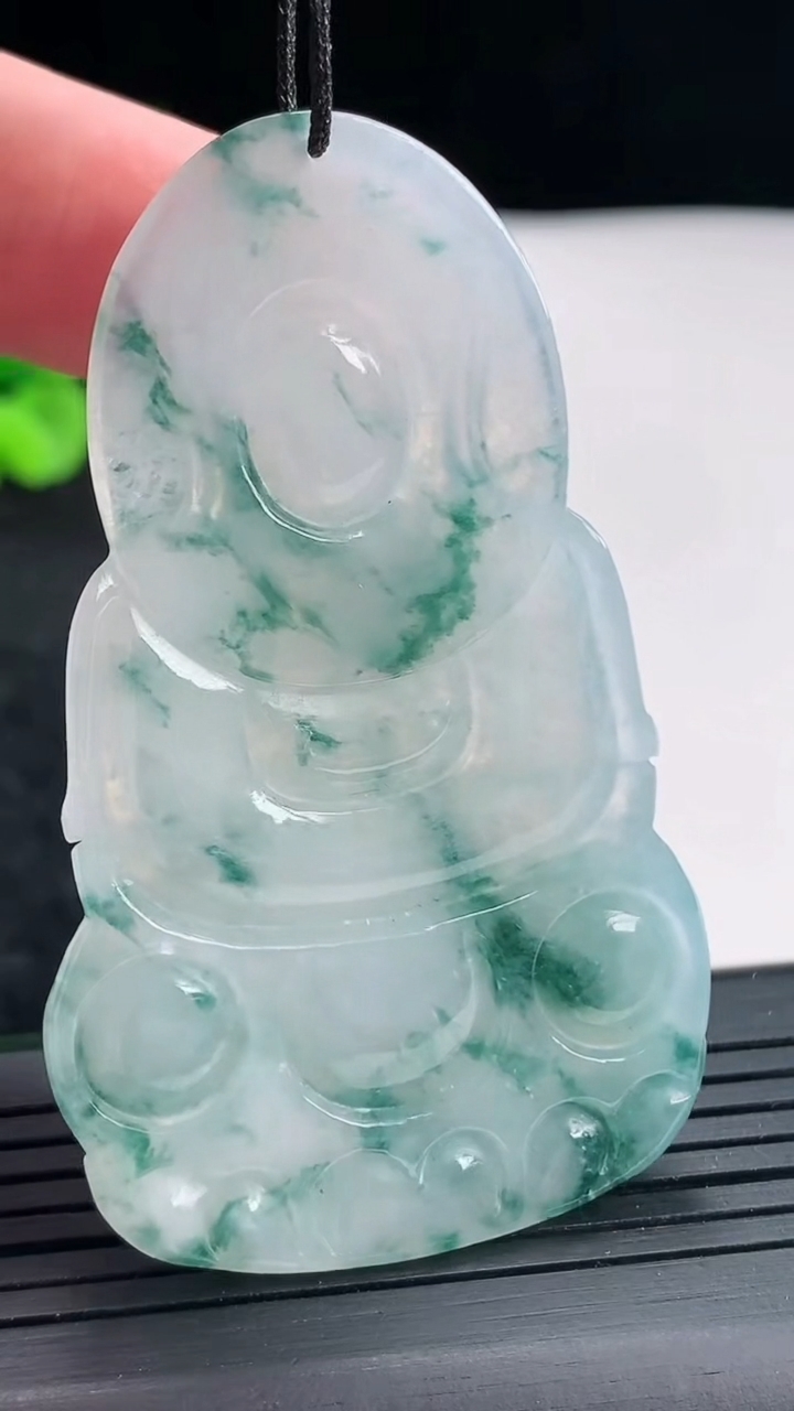 天然A货翡翠飘花正装观音吊坠，尺寸61-37-5.5重量:22.65g
4月23日